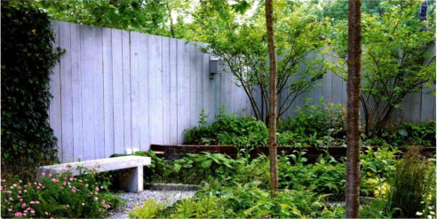 别墅花园装修如何选择屏障和边界材料——密实的栅栏