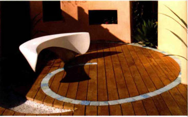 别墅花园装修材料的选择之表面材料 ——带曲线图案的木板铺装