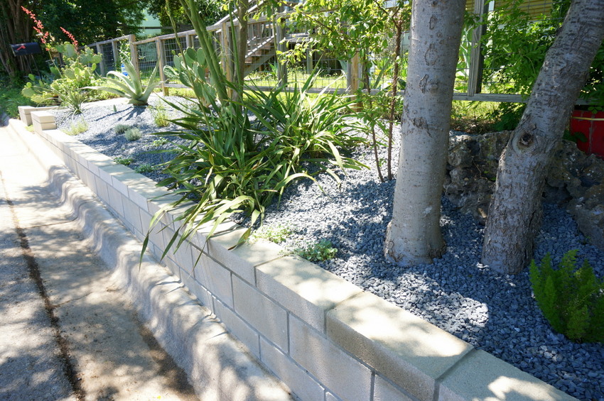 用轻质砖和碎石打造一个现代风格别墅花园19
