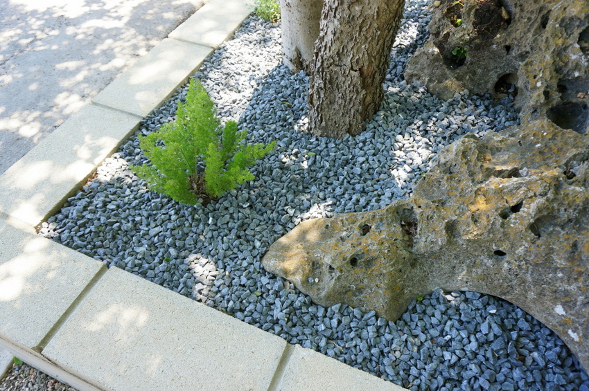 用轻质砖和碎石打造一个现代风格别墅花园20
