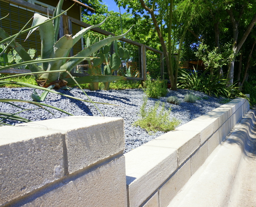 用轻质砖和碎石打造一个现代风格别墅花园6