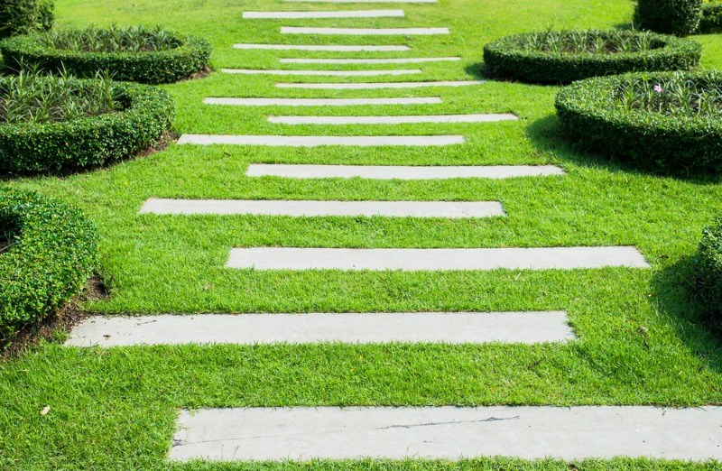 私家别墅庭院设计装修如何做好草坪维护-宽阔的汀步，为草坪增加了独特的触感。