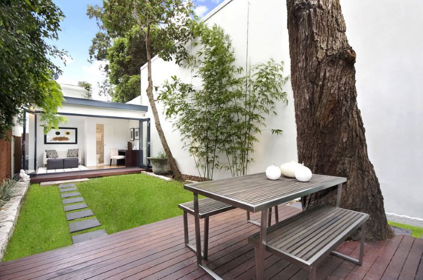 私家别墅庭院设计装修如何做好草坪维护-现代风格庭院里的绿色小草坪