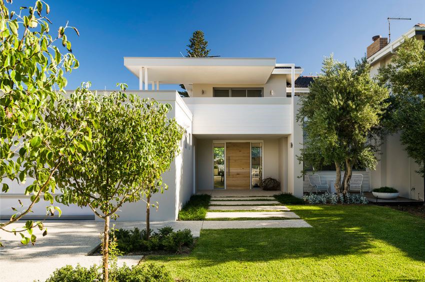 私家别墅庭院设计装修如何做好草坪维护-现代风格的私家别墅庭院设计中草坪的运用