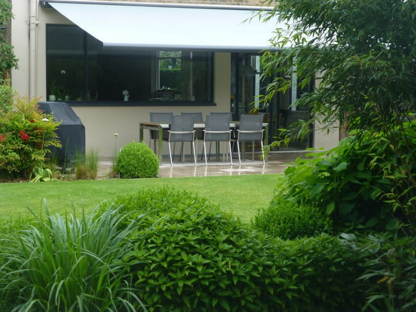 私家别墅庭院设计装修如何做好草坪维护-现代风格庭院里健康的绿色草坪
