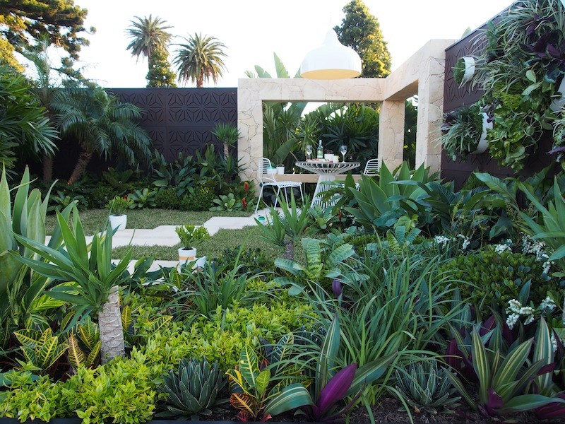 如何设计一个观叶风格的别墅花园，有哪些主要设计元素？