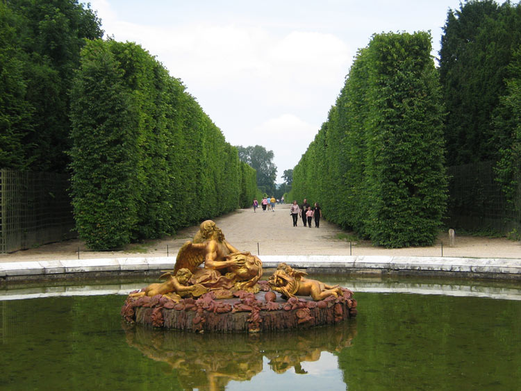 凡尔赛宫的高大绿篱