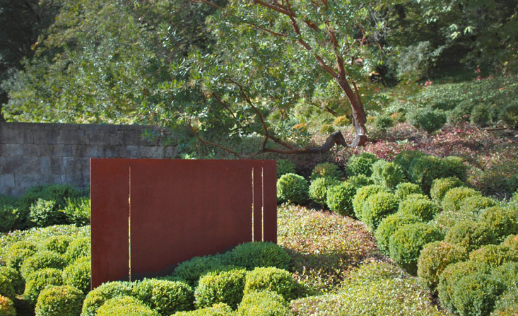 乔木、灌木和灌木丛是别墅花园最理想的隐私屏障